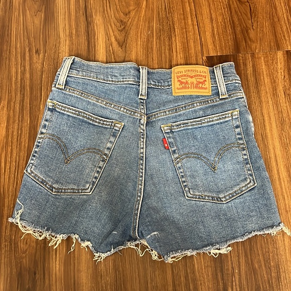 Levi High Rise Shorts 24 - Picture 2 of 3
